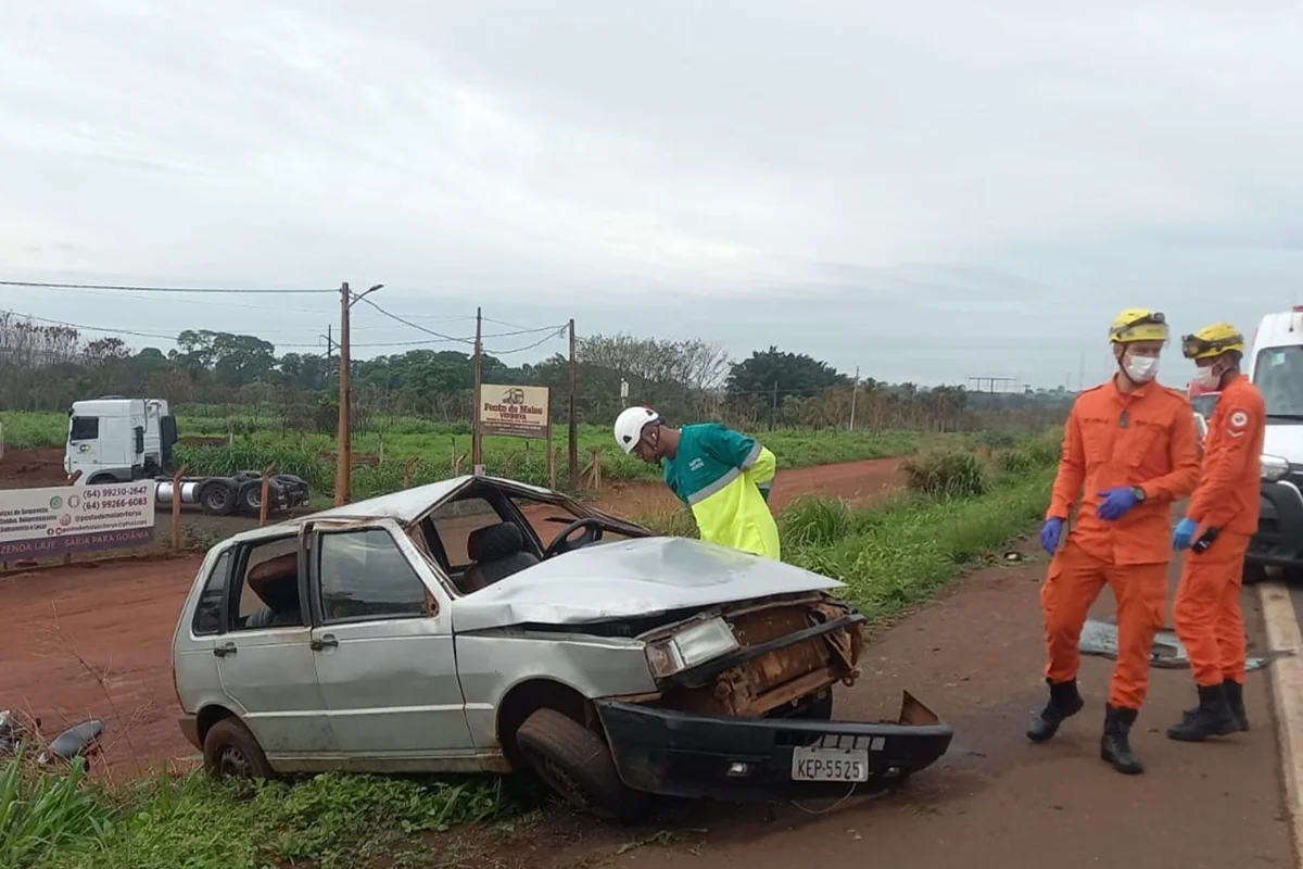 Jovem de 18 anos morre ao ser arremessado de carro em capotamento na BR-060 - imagem 3 Jovem de 18 anos morre ao ser arremessado de carro em capotamento na BR-060 - imagem 3
