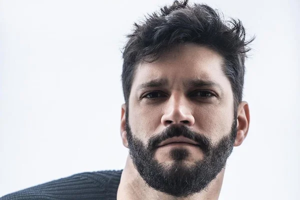 Bom Sucesso: Armando Babaioff aparece de terno e cueca nos bastidores