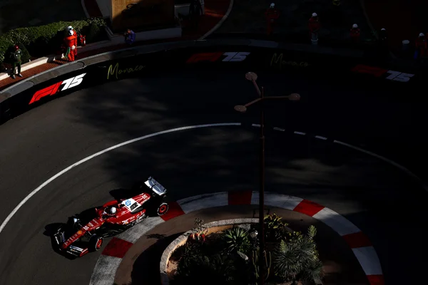 Foto colorida de Charles Leclerc, durante treino para o GP de Mônaco de F1 - Metrópoles