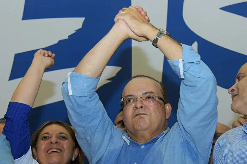Ibaneis Rocha (MDB): “Sou favorável à desobstrução, mas me preocupa muito o que o atual governador está fazendo, de asfaltar áreas perto do lago, porque fatalmente dejetos escorrem para as águas. Talvez repensaria essa prática. No mais, quero criar parques para que as pessoas tenham acesso ao lago a partir deles, além de dar segurança aos frequentadores e moradores da região. Com isso, você mantém o local público e ao mesmo tempo assegura sua preservação ambiental” Ibaneis Rocha (MDB): “Sou favorável à desobstrução, mas me preocupa muito o que o atual governador está fazendo, de asfaltar áreas perto do lago, porque fatalmente dejetos escorrem para as águas. Talvez repensaria essa prática. No mais, quero criar parques para que as pessoas tenham acesso ao lago a partir deles, além de dar segurança aos frequentadores e moradores da região. Com isso, você mantém o local público e ao mesmo tempo assegura sua preservação ambiental”