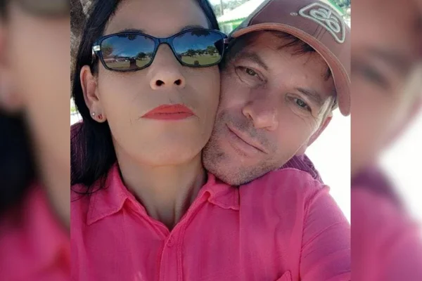 Casal abraçado - Metrópoles
