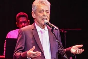 Chico Buarque é clicado durante apresentação