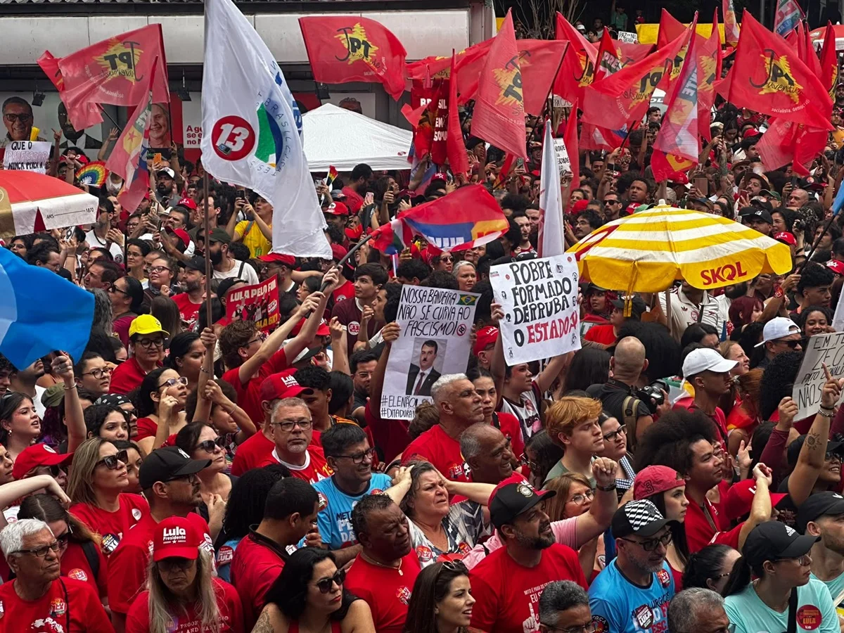 Apoiadores de Lula, na Avenida Paulista Apoiadores de Lula, na Avenida Paulista