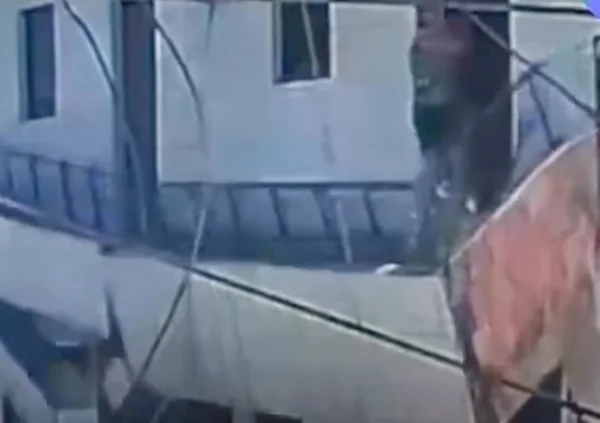 Imagem colorida de estrutura desabando em Vitória de Santo Antão - Metrópoles