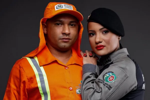 Nas fotos, Andreia aparece fardada ao lado do marido vestido com o uniforme da Companhia de Urbanização de Goiânia