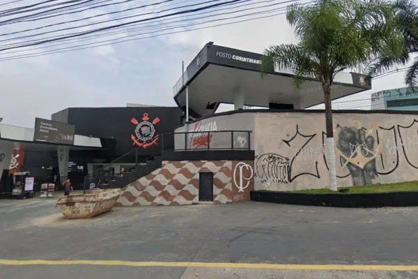 Imagem colorida mostra posto de combustível ligado ao Corinthians. Metrópoles