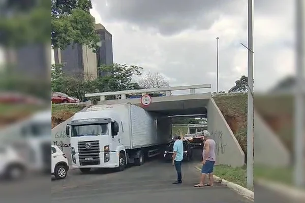 Foto colorida de caminhão preso em tesourinha