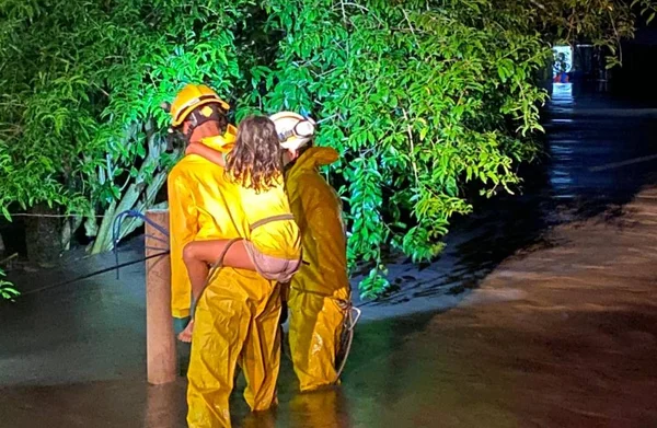 Vídeo. Bombeiros do DF resgatam moradores de enchente na Vila Cauhy