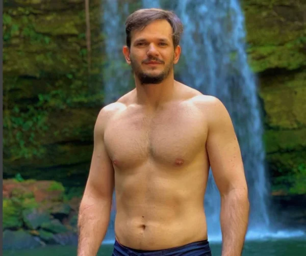 Assustado com comentários, Padre Patrick deleta foto em que aparece sem camisa