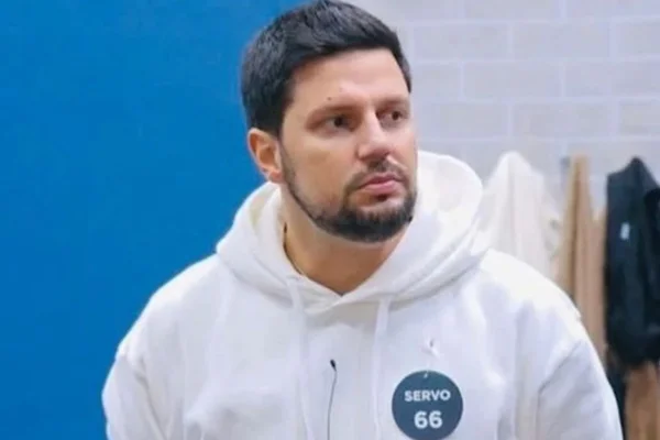 A Grande Conquista: Thiago Servo se descuida e é flagrado em momento íntimo no banheiro