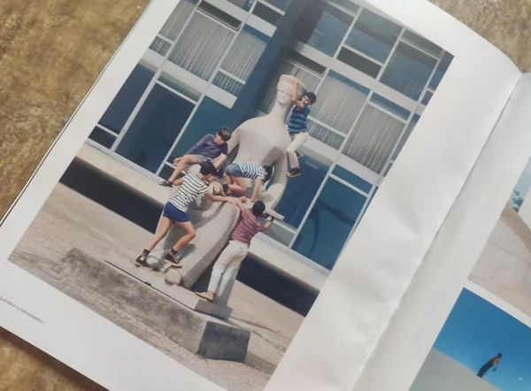 Foto colorida de crianças na Estátua da Justiça