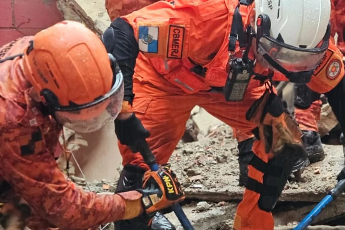 Bombeiros buscam por crianças que ficaram desaparecidas após desabamento de casa no Rio de Janeiro Bombeiros buscam por crianças que ficaram desaparecidas após desabamento de casa no Rio de Janeiro