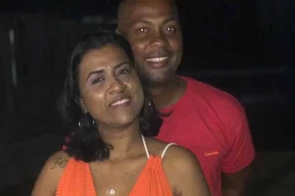 Imagem colorida de casal - Metrópoles