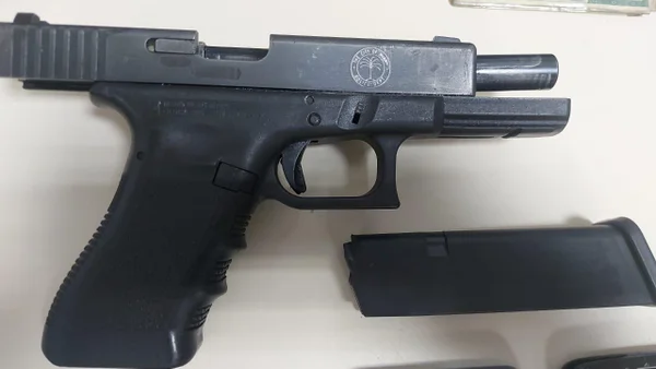 Arma com brasão da polícia de Miami, Estados Unidos, é apreendida no Rio