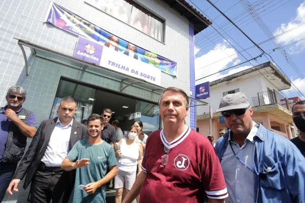 O presidente Jair Bolsonaro (PL), acompanhado pelo filho Flávio Bolsonaro, na cidade de Eldorado, interior de São Paulo, nesta manhã de sábado, 22. A mãe do presidente, Olinda Bonturi Bolsonaro, de 94 anos, faleceu na madrugada de sexta-feira (21). O Presidente cancelou viagem à Guiana e voltou ao Brasil para o enterro. Foto: Fábio Vieira/Metrópoles