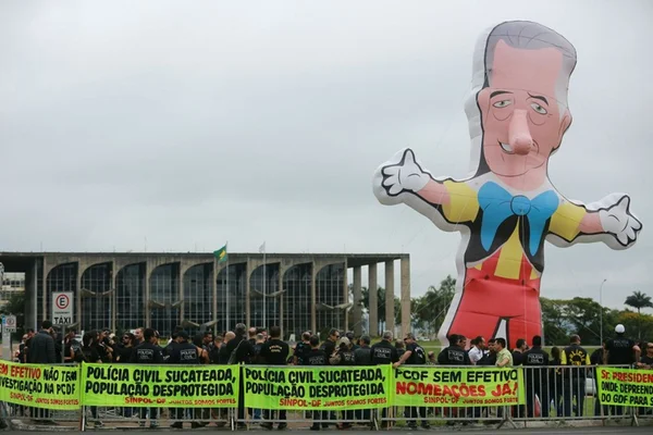 Policiais civis fazem manifestação em frente ao Palácio do Itamaraty