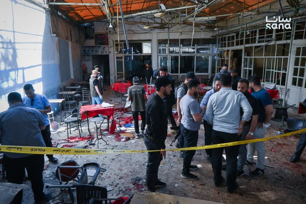 Explosão Devastadora em Café no Centro de Damasco, Síria, Causa Seis Mortes e 22 Feridos; Artefato Improvisado é Suspeito Enquanto Autoridades Investigam