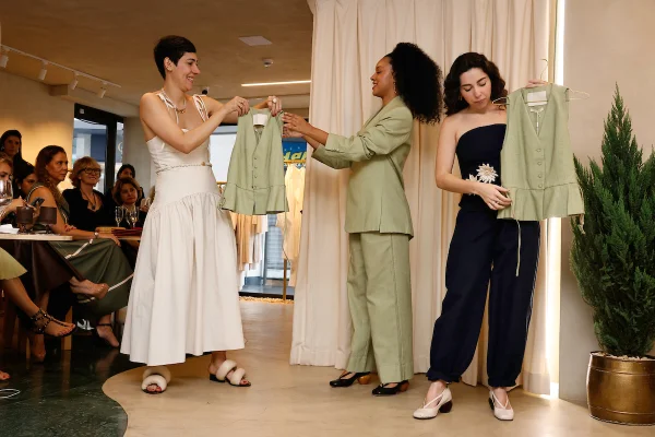 Na imagem com cor, foto da marca Aluf no Trunk Show na loja Maria, Brasília - metrópoles