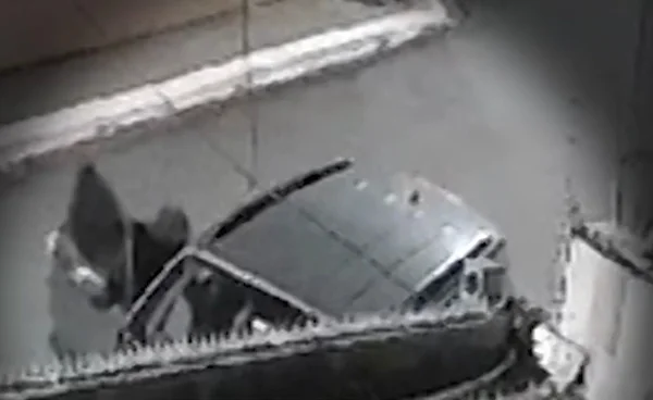 Imagem preta e branca de homem abrindo porta de carro - Metrópoles