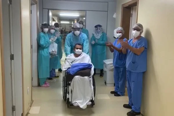 Vídeo: paciente de Covid-19 deixa UTI no DF após quase um mês