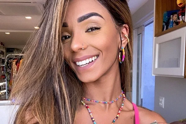 Namorada de Ludmilla começa vida fitness e mira em Gracyanne