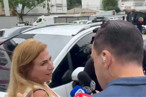 Imagem colorida mostra a empresária Silvia Magnoni após prestar depoimento no 27ºDP - Metrópoles