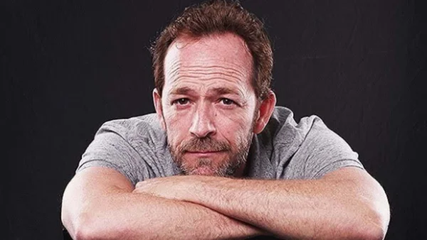 Oscar: ator Luke Perry é esquecido em homenagem