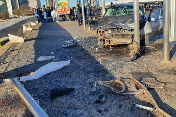 Carro após acidente grave na Rodoviária - Metrópoles