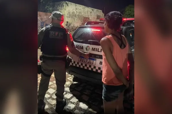 Imagem colorida mostra momento da prisão da suspeita - Metrópoles