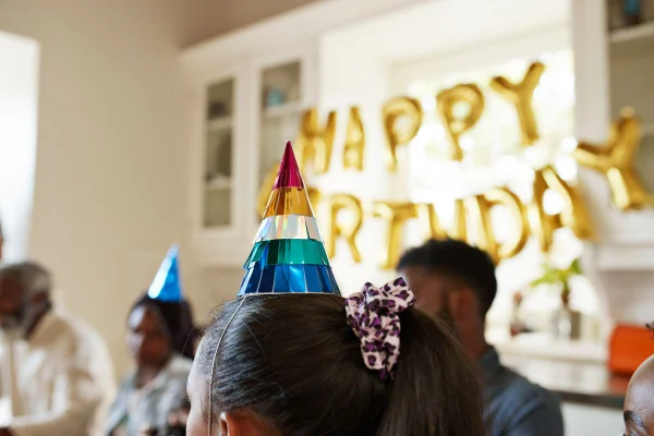 Mãe acha ruim e reclama por só uma filha gêmea ser chamada para festa
