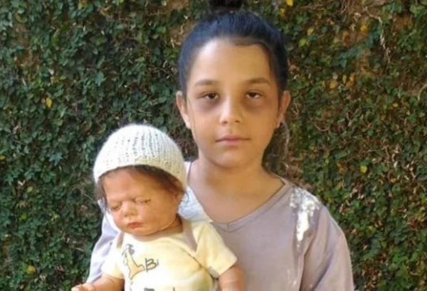 Menina se fantasia de mãe “cansada” para Halloween e viraliza