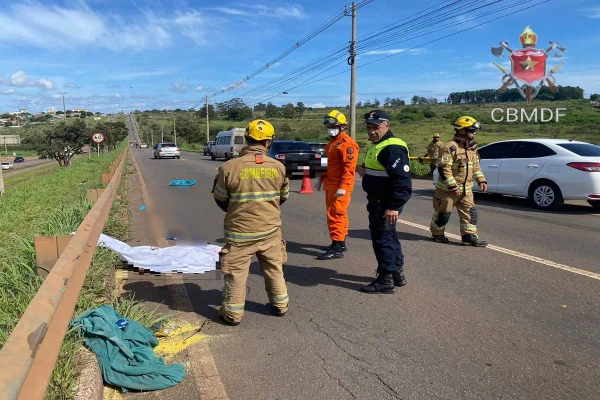 Foto colorida de corpo deitado em meio de via
