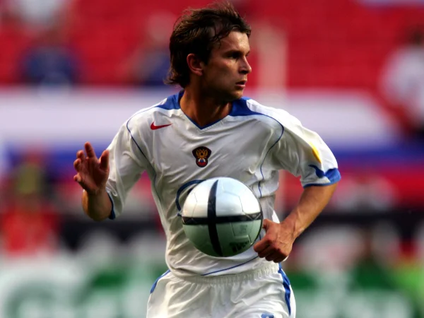 Foto colorida de Aleksey Bugayev, zagueiro da Rússia na Eurocopa de 2004 - Metrópoles