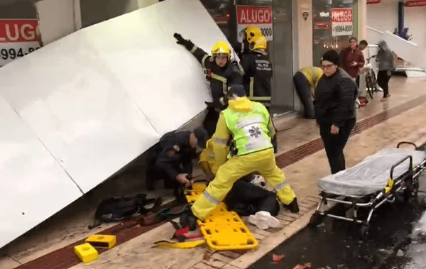 Imagem colorida do resgate as vítimas de queda de estrutura - Metrópoles