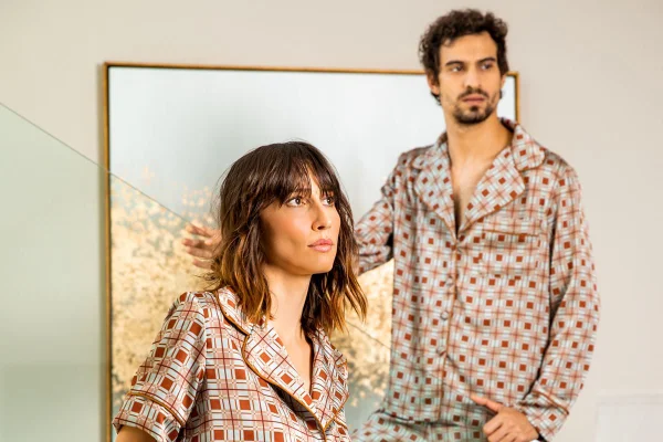 Modelos com pijamas unissex