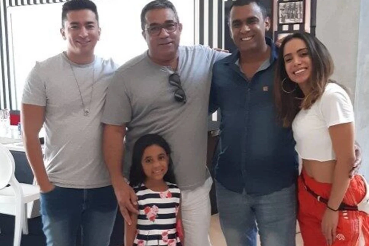 Anitta posa com o pai, os irmãos e a sobrinha Anitta posa com o pai, os irmãos e a sobrinha
