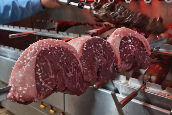Imagem mostra carne em churrasco - Metrópoles