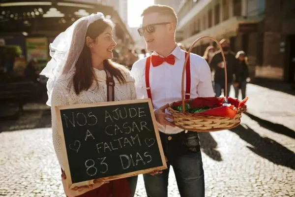 PR: casal que se conheceu na igreja vende bombons para pagar casamento