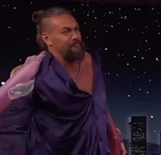 Intérprete de Aquaman, Jason Momoa aproveitou a participação em um talk show para mostrar que estava roupas íntimas tradicionais do Havaí
