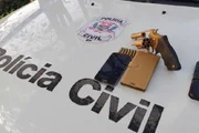 Polícia Civil achou revólver usado no homicídio. Armamento estava em endereço ligado ao suspeito. Polícia Civil achou revólver usado no homicídio. Armamento estava em endereço ligado ao suspeito.