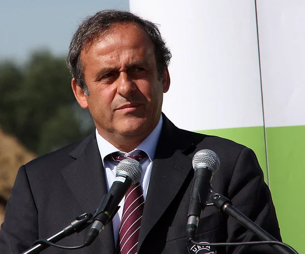Uefa desafia a Fifa e mantém apoio a Platini mesmo após suspensão