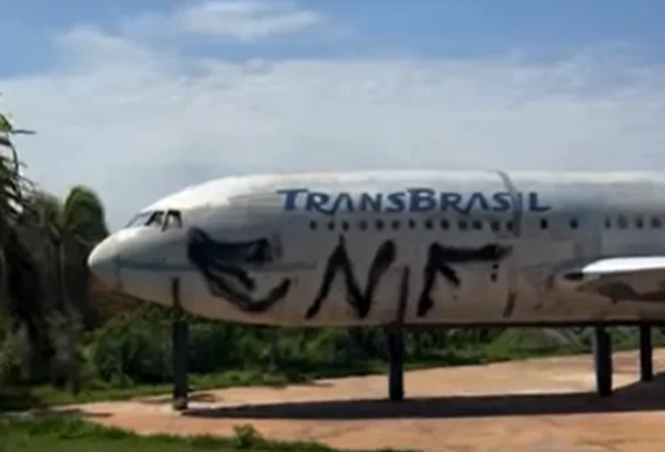 Um mês após revitalização, avião de Taguatinga volta a ser pichado