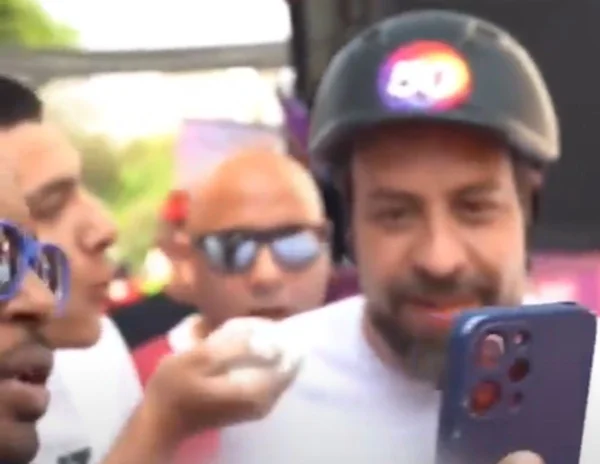Candidato joga farinha no rosto de Guilherme Boulos