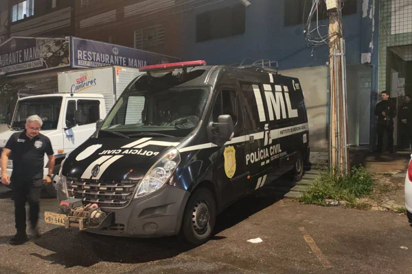 Van do IML estacionada em frente a um prédio no Polo de Modas, no Guará - Metrópoles