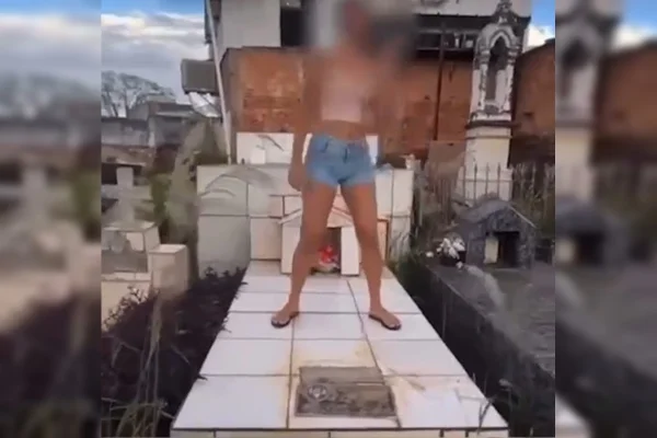 Jovens debocham e dançam em túmulos de cemitério em Pirenópolis