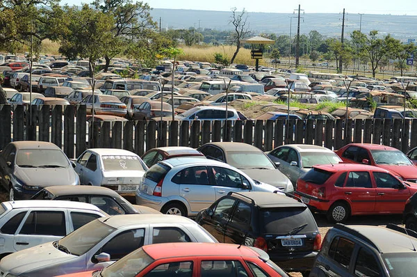Após leilão, PCDF vai prensar 251 toneladas de veículos sucateados