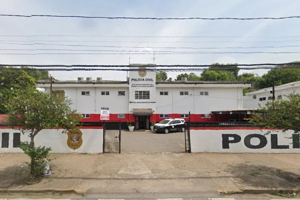 Imagem colorida da Delegacia Seccional de Bragança Paulista. Metrópoles