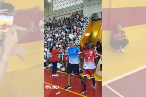 Estudante falta aula e perde visita de Vini Jr. em escola