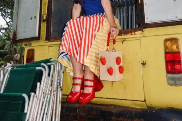 Na imagem com cor, foto de uma bucket bag - Metrópoles