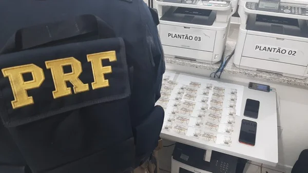 Casal compra R$ 5,6 mil em dinheiro falso por R$ 300 e acaba preso
